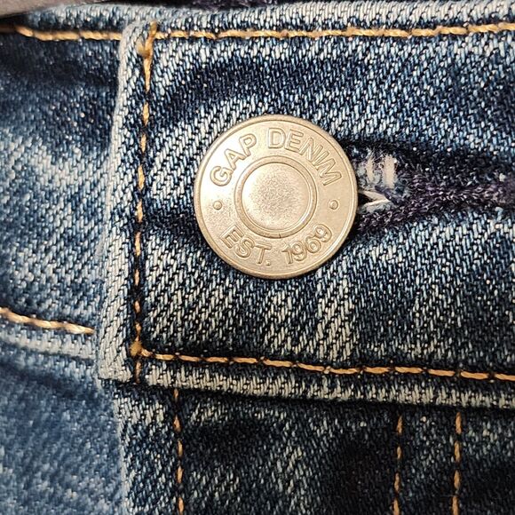 NWT Gap Womens Girlfriend Mid Rise Jeans Distressed Raw Hem Blue Size 25/0 - Picture 3 of 12